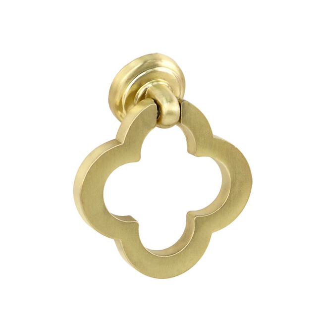 Facelift n&aacute;bytku: oslniv&eacute; dekorativn&iacute; knofl&iacute;ky v pr&aacute;ci