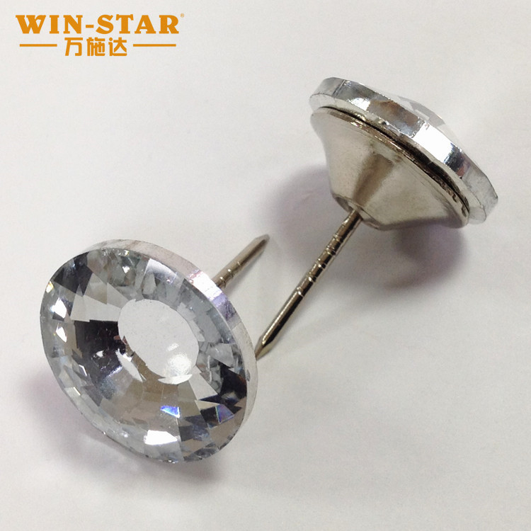 กระดุมกระจกตกแต่ง: ตัวเลือกที่เหมาะสำหรับการตกแต่งโซฟาที่หรูหรา