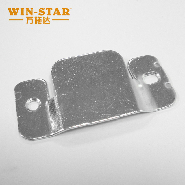 Hvordan fastg&oslash;res sofas&aelig;derne? To m&oslash;belforbindelsesstykker til dig